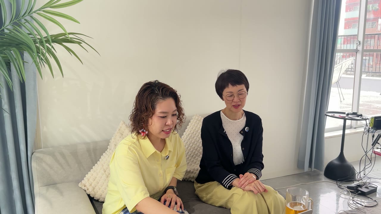 インタビューで話すゆみこさんとサニー
