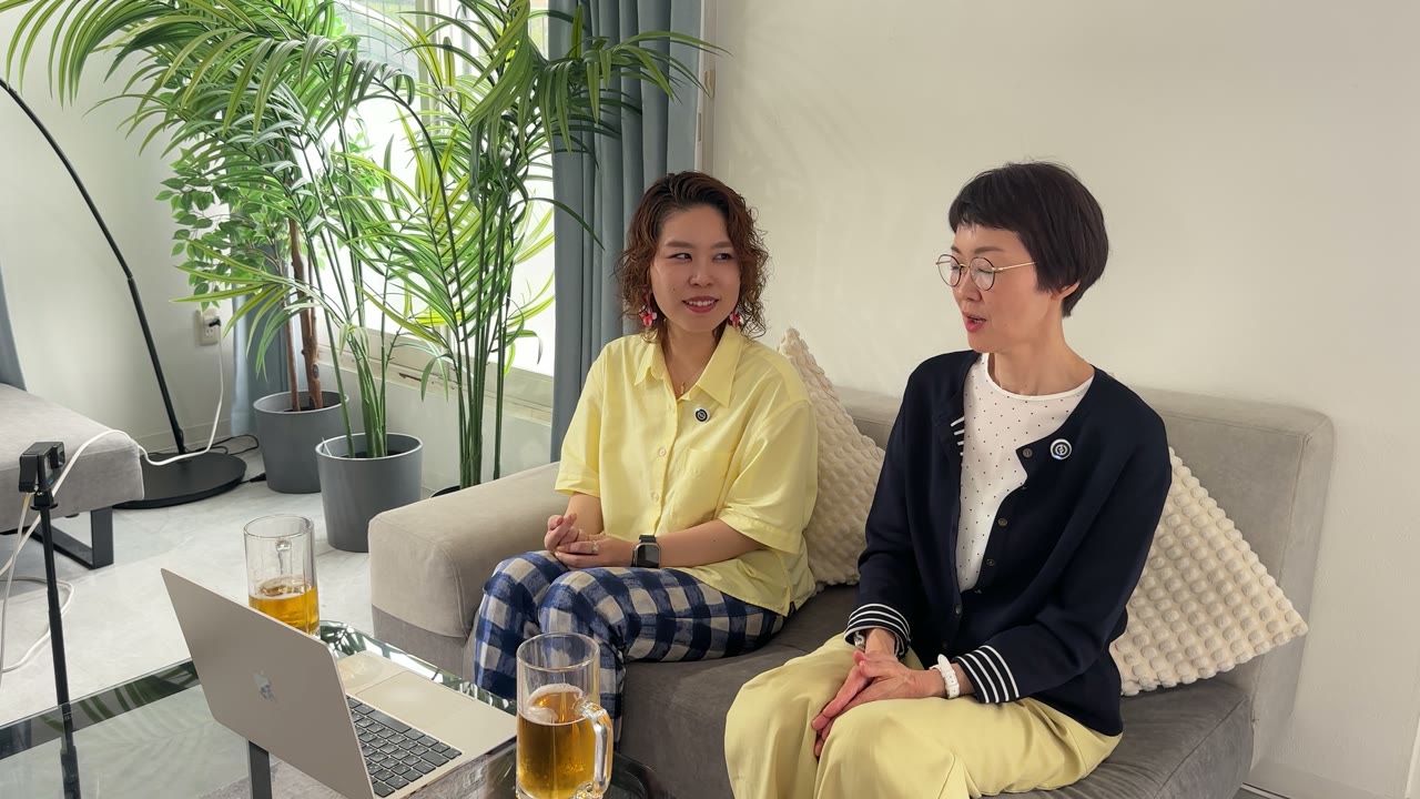 ゆみこさんとサニー、インタビュー中の様子