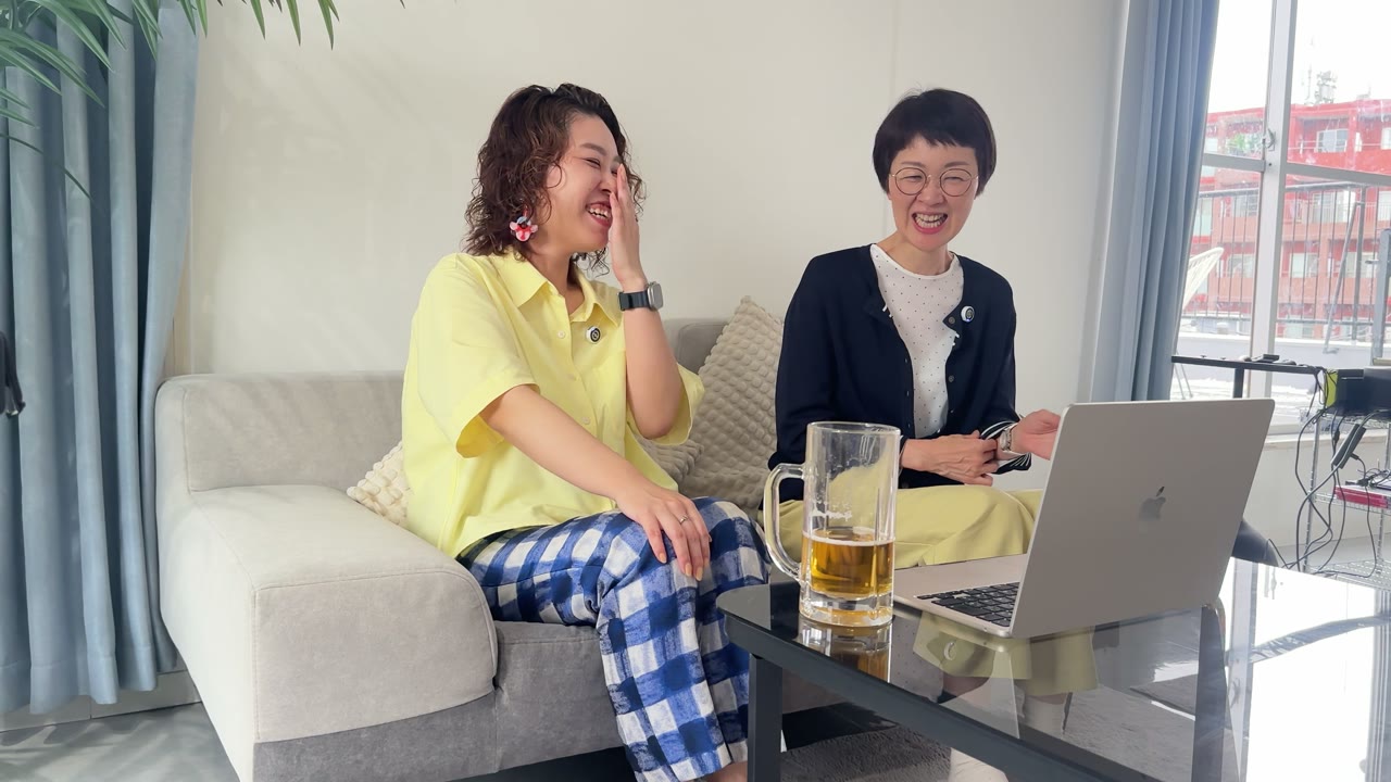 笑顔で話すゆみこさんとサニー